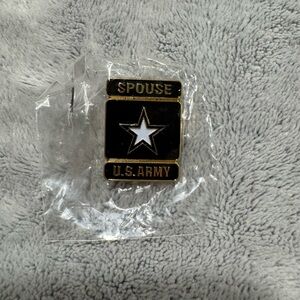 US ARMY SPOUSE Lapel / Hat Pin Black Enamel White Star Gold Toned Clutch Back